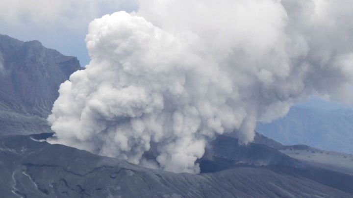 Increíble video desde Japón: el volcán Monte Aso entró en erupción y decenas tuvieron que correr