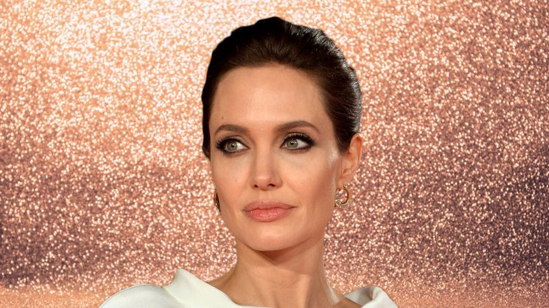 Colores ocres y vestido vintage: Angelina Jolie se lució con todos sus hijos en la alfombra roja