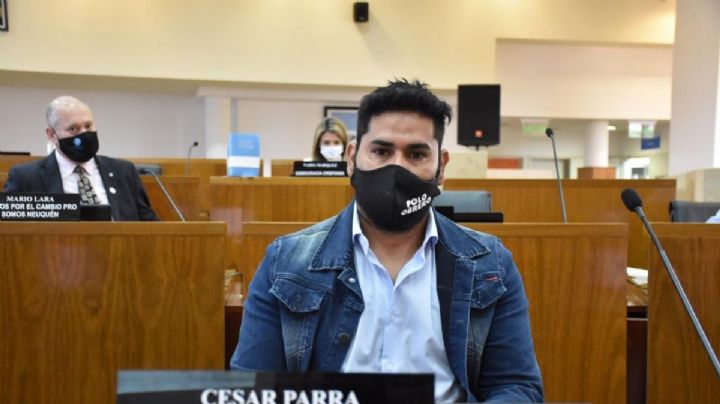 El primero en emitir su voto fue César Parra, del Frente de Izquierda de los Trabajadores