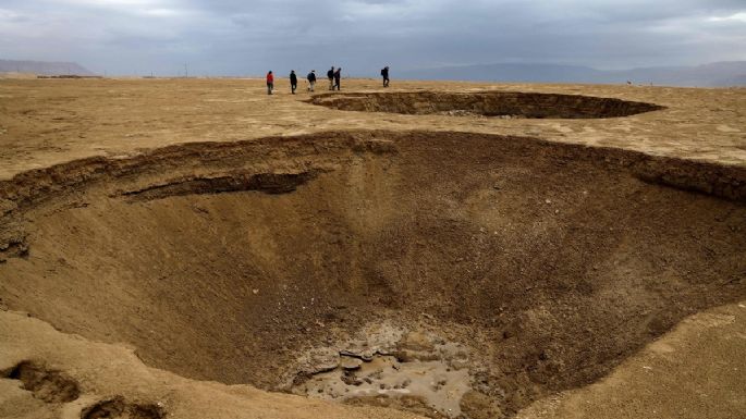 "Una revancha de la naturaleza": el mar Muerto deja impactantes cráteres al secarse