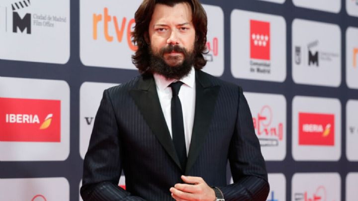 Álvaro Morte, el protagonista de "La Casa de Papel", deslumbró en una gala con un look renovado