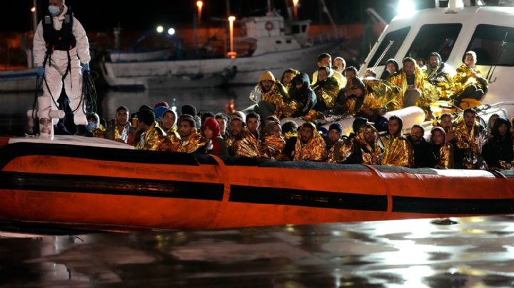 Más de 500 migrantes fueron rescatados y llevados a Italia en medio de una tormenta