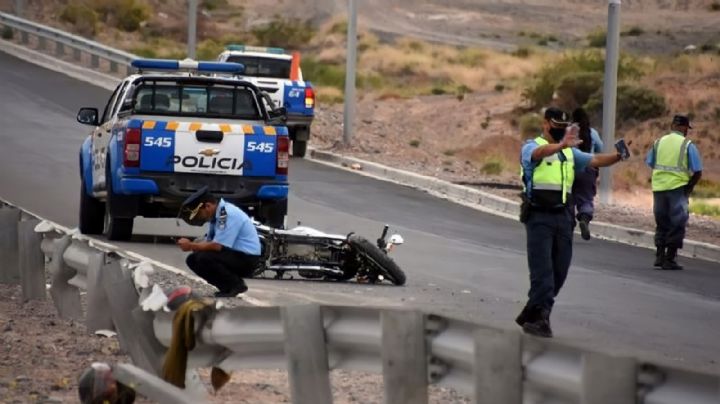 Conmoción: falleció el policía que chocó con su moto sobre la ruta 7 en Neuquén Capital