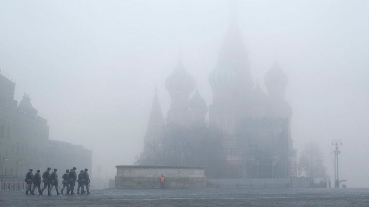 Una intensa niebla obligó a cancelar 200 vuelos en Moscú: impresionantes imágenes
