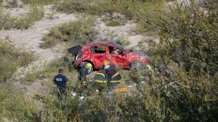 Un auto cayó por un barranco en General Roca: hay dos personas heridas