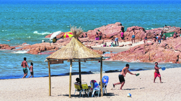 Insólito: un parador cercó con una empalizada una playa de Las Grutas