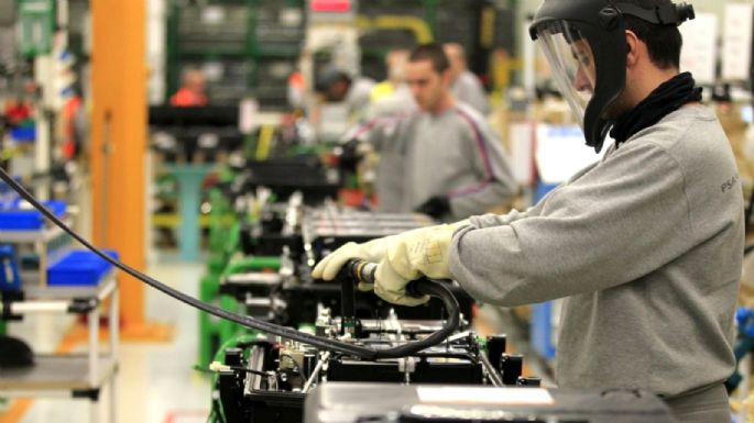 Según un informe, la actividad industrial bajó en octubre, pero sumó puestos de trabajo