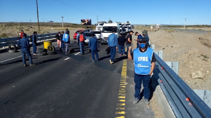 Trabajadores del EPAS cortan la ruta 22 en Arroyito