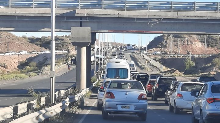 Hubo caos vehicular por accidente en la ruta 7 en Neuquén