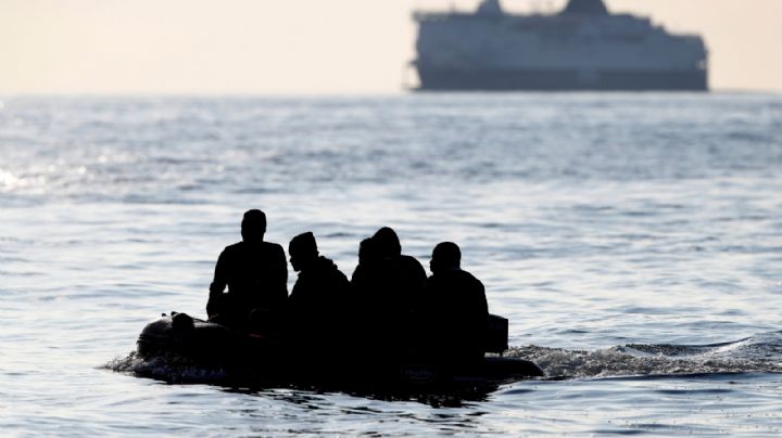 Más de 800 migrantes cruzaron el canal de la Mancha para llegar al Reino Unido: nuevo récord diario