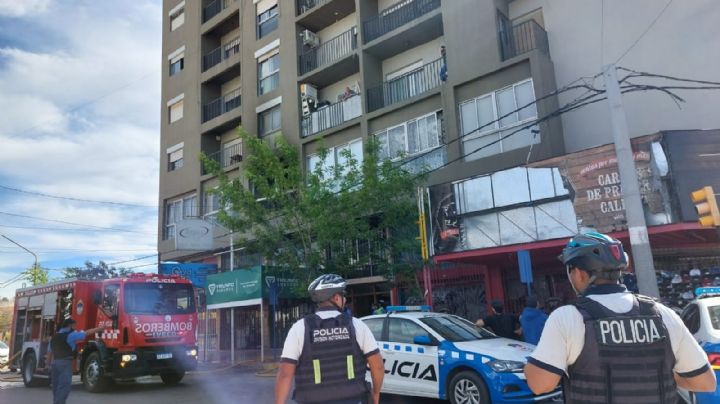 Un departamento explotó, se incendió y atemorizó a los vecinos de Neuquén Capital
