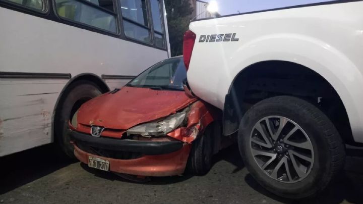 Terrible choque en Bariloche: tres autos terminaron como un sándwich