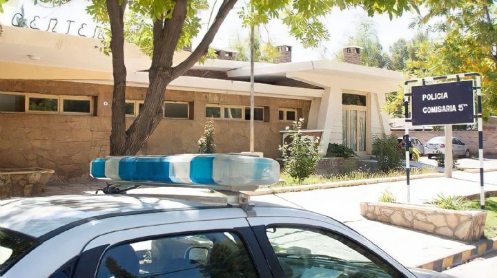 Insólito: vecinos de Centenario creyeron que eran petardos, pero baleaban una casa