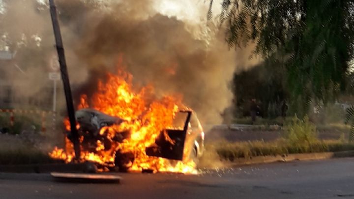 Desastre en Neuquén Capital: chocó contra un árbol, se le prendió fuego el auto y huyó