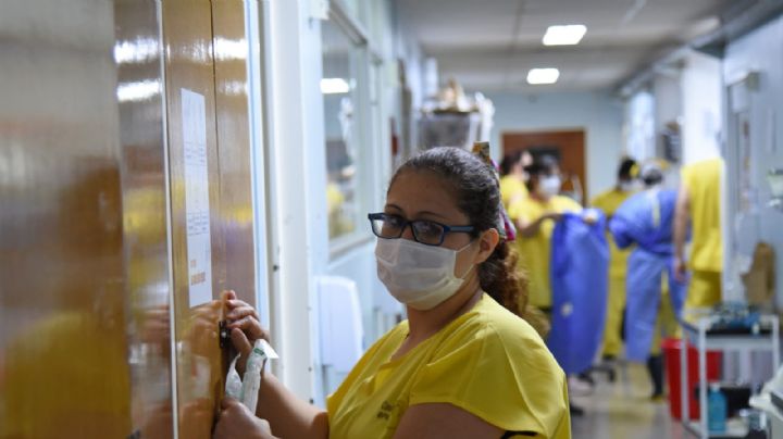 El Ministerio de Salud actualizó los criterios de aislamiento para los contagiados por coronavirus