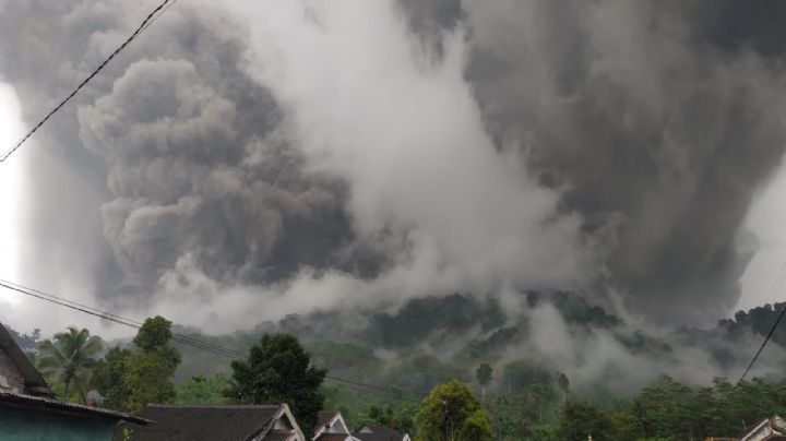 Increíbles imágenes: en Indonesia, huyen de una nube de cenizas tras una erupción volcánica
