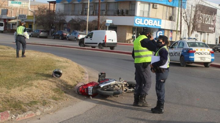 Motociclista alcoholizado chocó y se negó a recibir asistencia en Centenario