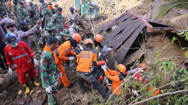 Deslizamiento de tierra en Indonesia deja 2 fallecidos y varios desaparecidos