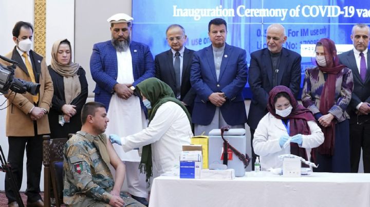 Afganistán inicia la campaña de vacunación en medio de una espiral de violencia