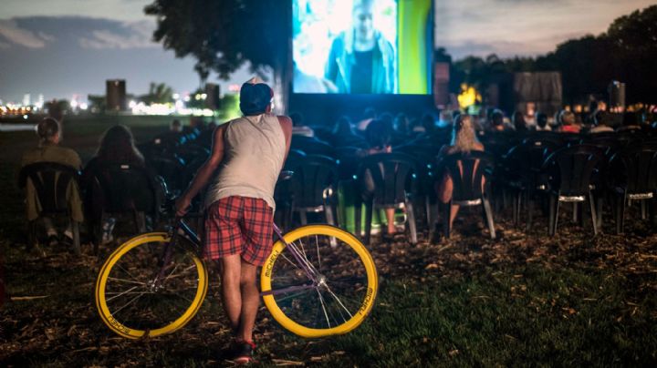 Cine en bicicleta: nueva propuesta para disfrutar al aire libre
