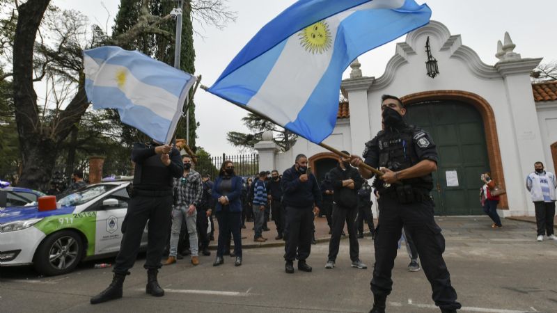Desafectaron a 400 efectivos de la Policía Bonaerense por las protestas en Olivos