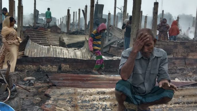Un voraz incendio acaba con un campo de refugiados en Bangladesh