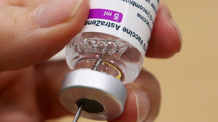 La vacuna de AstraZeneca cambia de nombre, en medio de críticas y desconfianza