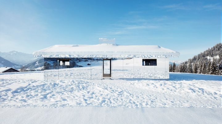 Diseñan una casa con espejos que se mimetiza con el paisaje de Suiza