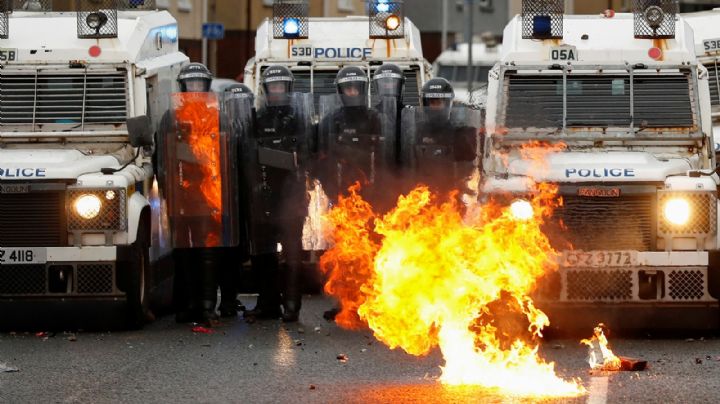 Irlanda del Norte: octava noche de violentos disturbios en la capital del país