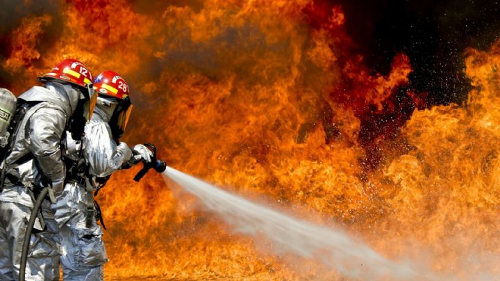 Voraz incendio arrasa con parte de un campus universitario en Sudáfrica