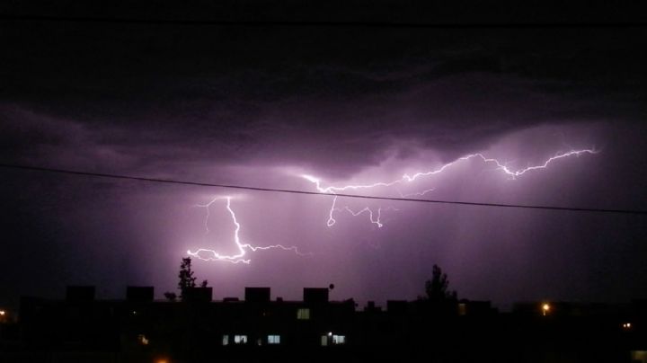 Rayos, cortes de luz y calles bajo agua: los videos más impactantes de la tormenta de Neuquén