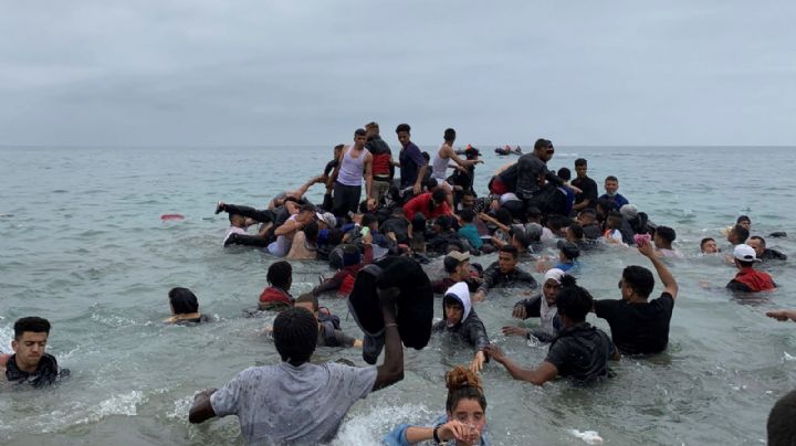 Caos en Ceuta: miles de migrantes cruzan la frontera de Marruecos hacia España