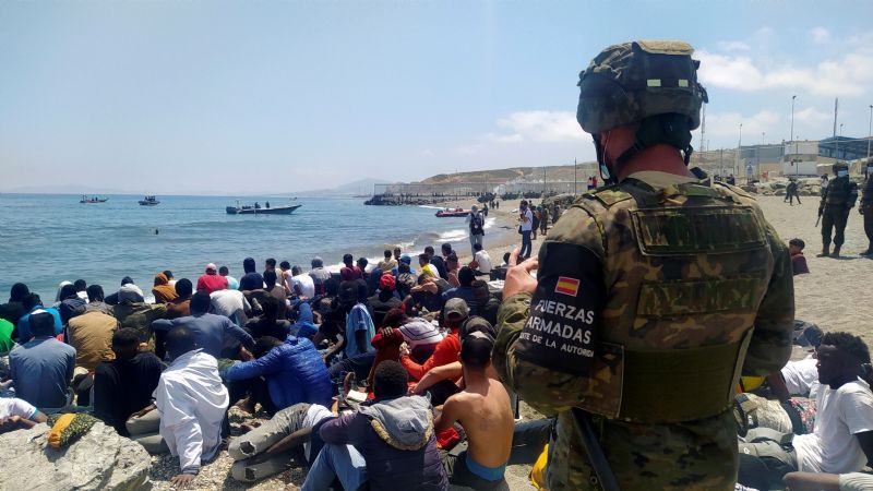 España expulsa miles de migrantes que irrumpieron en la frontera de Ceuta