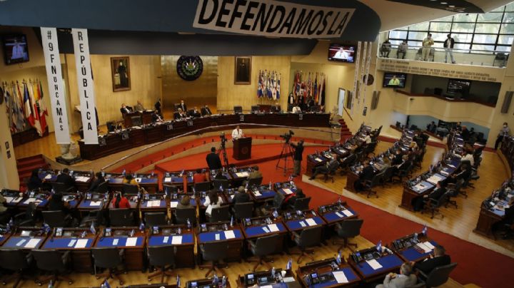 Crisis política en El Salvador: la Asamblea Nacional destituyó a todos los jueces
