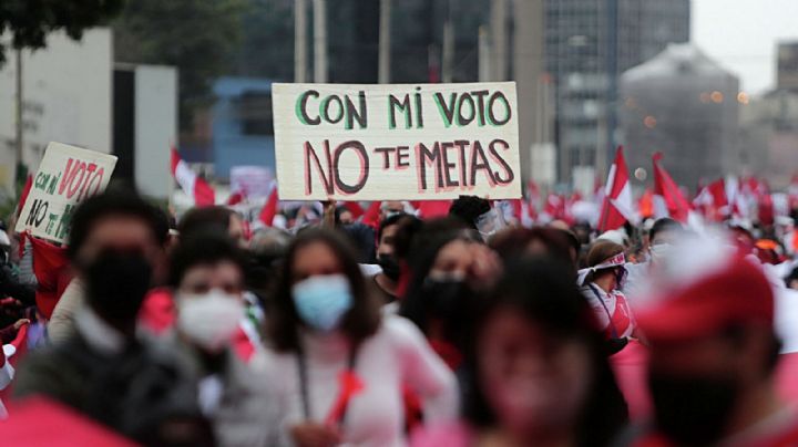 Perú se moviliza en defensa del voto: izquierdistas y derechistas marchan en Lima