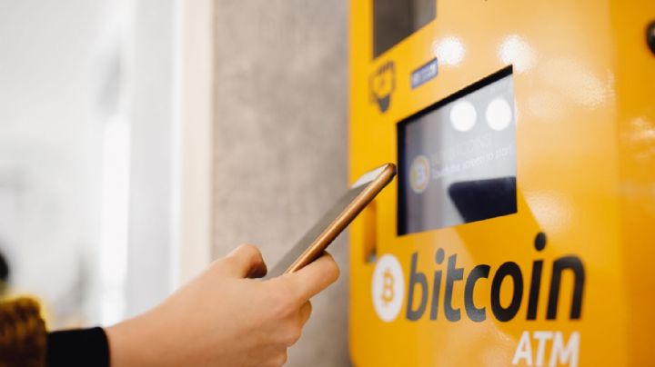 El Salvador avanza en la implantación del Bitcoin e instala cajeros automáticos para la criptomoneda