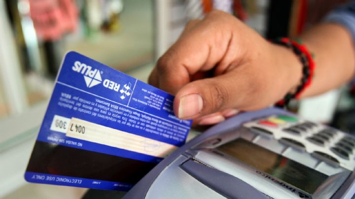 AUH y jubilados: el Gobierno amplió el monto del reintegro de compras a través de tarjeta de débito