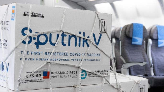 Nuevo vuelo a Rusia: traerá el principio activo para comenzar la producción nacional de la Sputnik V