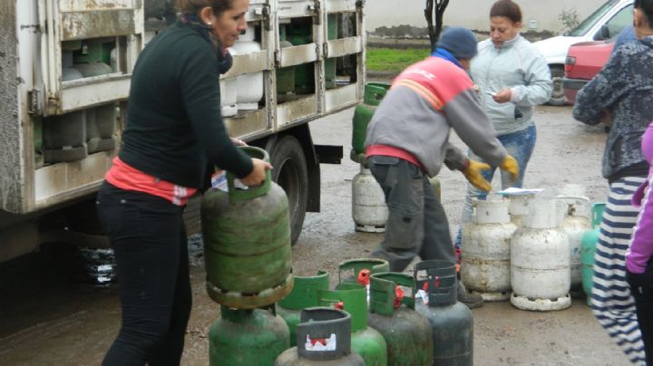 Continúa la entrega de leña y recarga de garrafas en Roca
