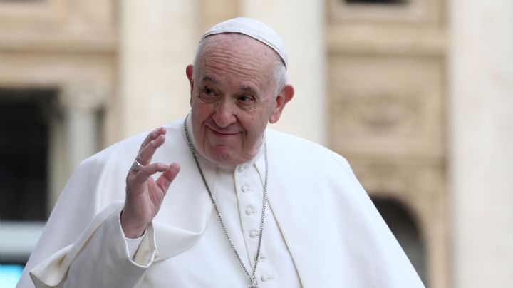 Reaparece el papa Francisco tras ser sometido a una operación del colon en Roma