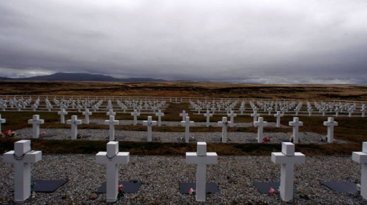 La Argentina firmó un acuerdo para buscar e identificar tumbas de guerra en las Islas Malvinas