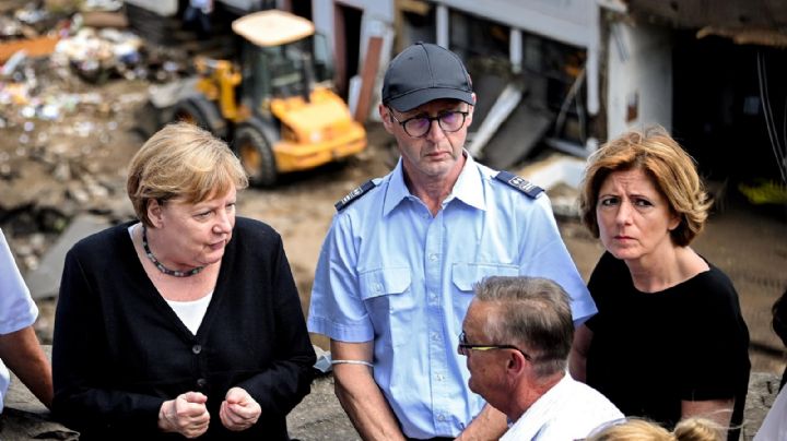 Angela Merkel visitó las zonas devastadas por las inundaciones en Alemania