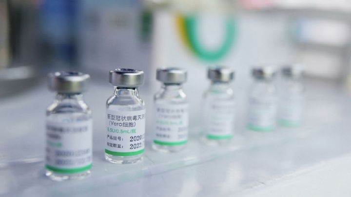 Hoy parte un vuelo a China para traer miles de dosis de la vacuna Sinopharm