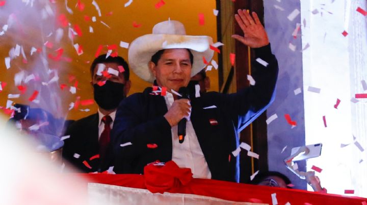 “Juro no defraudar”: Pedro Castillo recibió las credenciales de presidente electo de Perú