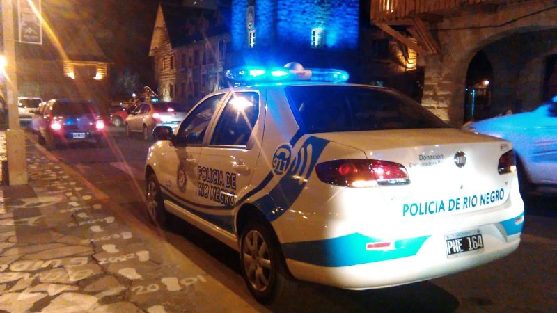 Desbarataron una fiesta clandestina de más de 30 personas en una casa de Bariloche