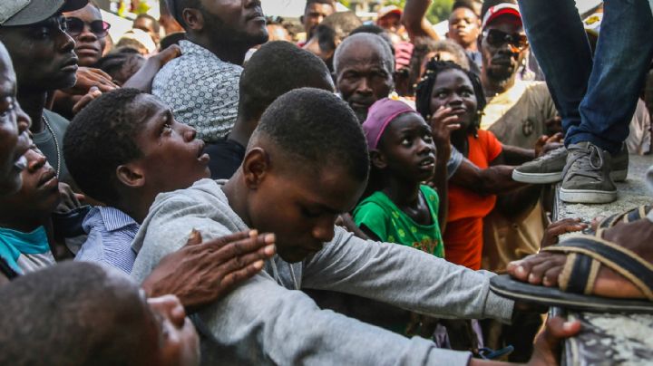 Desesperados por el hambre: damnificados en Haití provocaron un caos durante la entrega de comida
