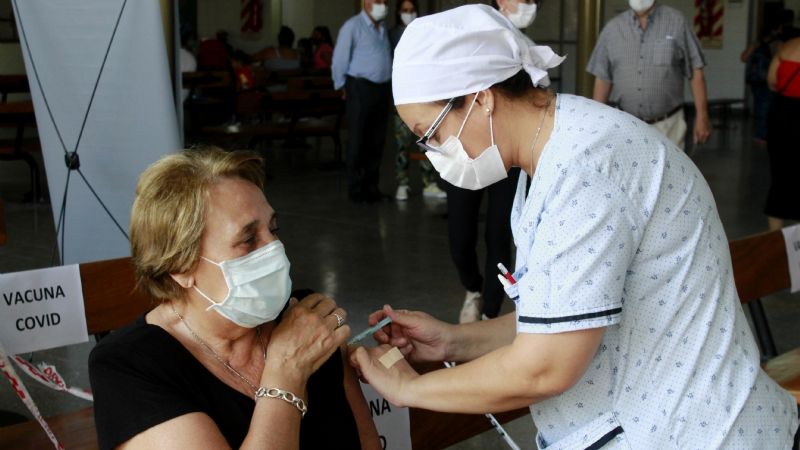 Vacunación en Neuquén: dónde se aplicarán las segundas dosis de AstraZeneca este sábado
