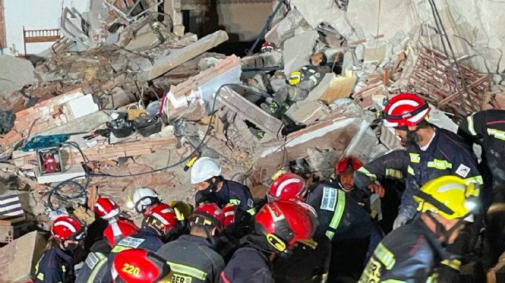 Rescatan con vida a una de las tres personas atrapadas en el derrumbe de España