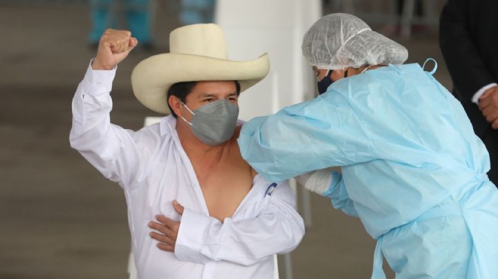 El presidente de Perú se dio la primera dosis de una vacuna denostada por la oposición