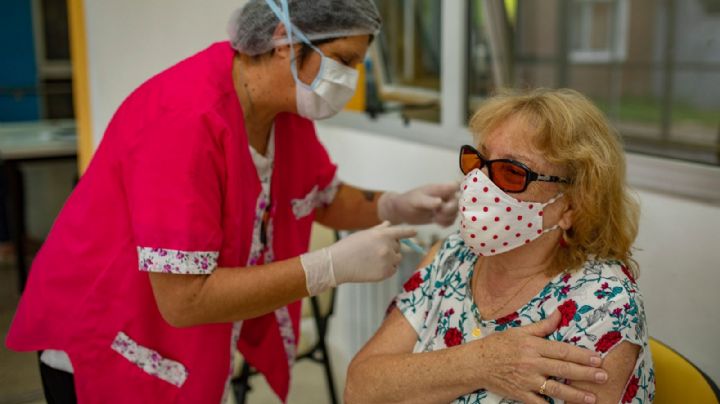 El ritmo de vacunación contra el coronavirus bajó en mayores de 60 años
